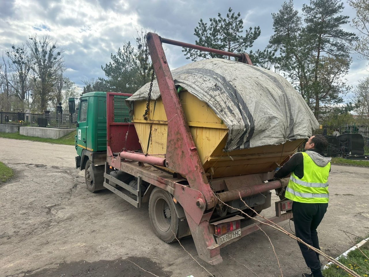 На кладовищах Харкова тривають роботи з впорядкування